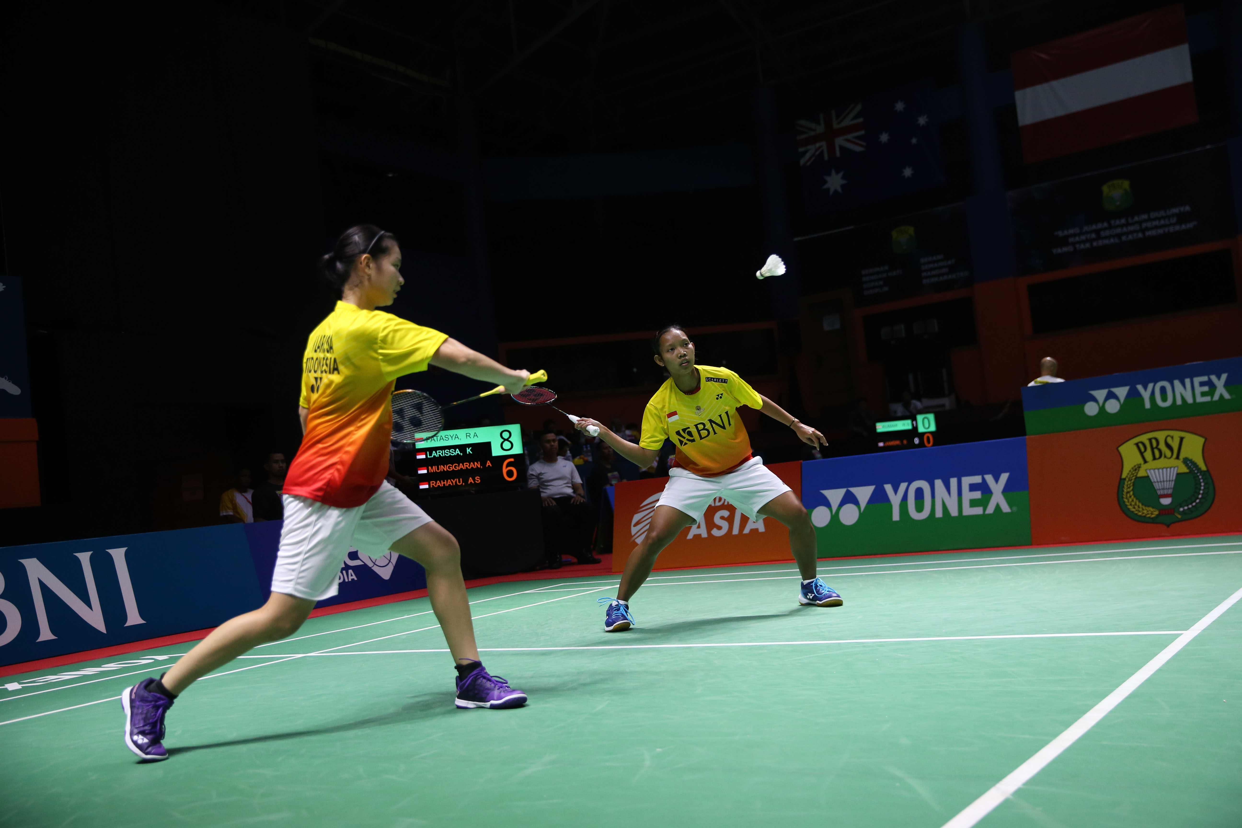 Qishloqda telefonda suratga olingan porno video