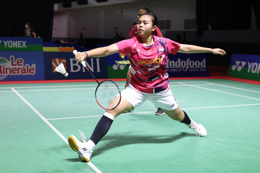 VKontakte-da yashirin kamera pornosi Qollari bilan bolgan qiz uchun erotik massaj video